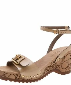 Discount ⭐ Stella McCartney Beige Faux Patent Leather Linda Wedge 🩴 Sandals Size 40 For 👩 Women 🧨